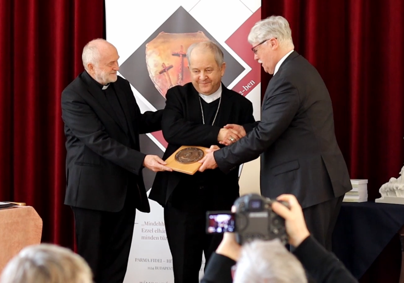 Hit Pajzsa Díjjal tüntették ki Bábel Balázs kalocsa-kecskeméti érseket