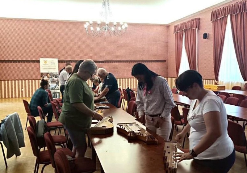 Citeraoktatás indult Mórahalmon a Kapocs Népfőiskola támogatásával