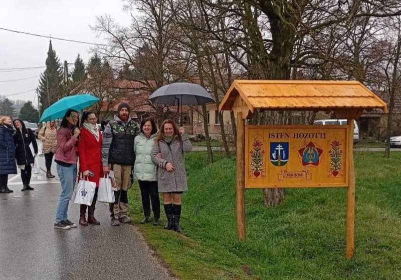 Elkészült Kiscsősz új köszöntő táblája