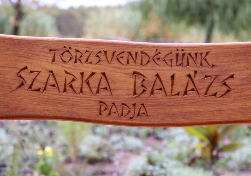 Szarka Balázs törzsvendégpadjának ünnepélyes felavatása