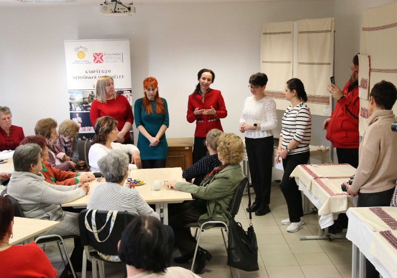 A Kárpátaljai Magyar Hímzőműhely kiállítása és élményhímzés a Lakitelek Népfőiskolán