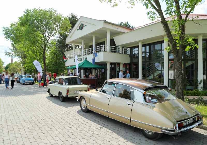 Veterán autók találkozója a Hungarikum Ligetben