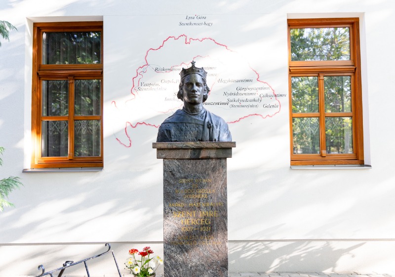 Szent Imre szobor koszorúzása