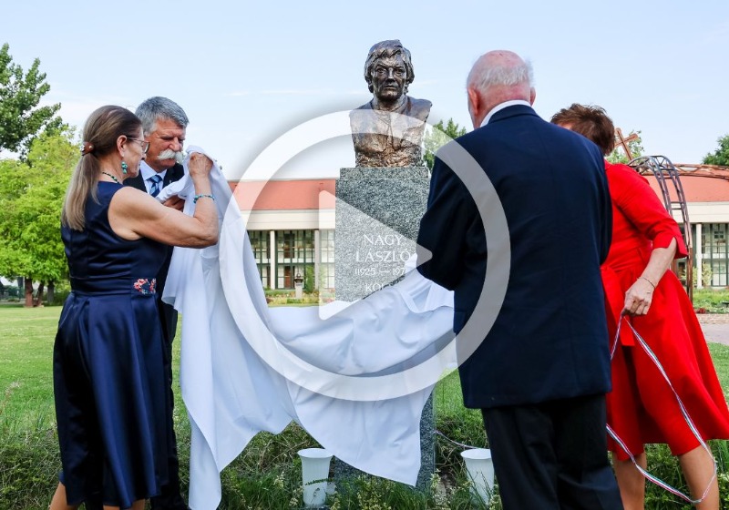 Felavatták Nagy László szobrát a Nemzeti Panteonban