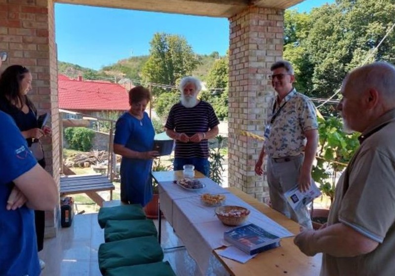 Závogyán Magdolna és Richly Gábor látogatása a Nomád Nemzedék Ház újjáépítésénél