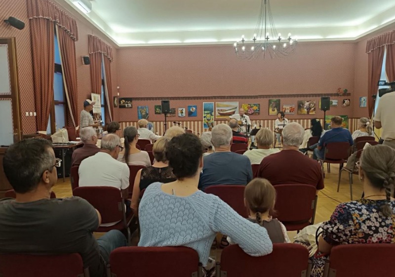 Zenés festménykiállítás és gitárest az Aranyszöm Rendezvényházban