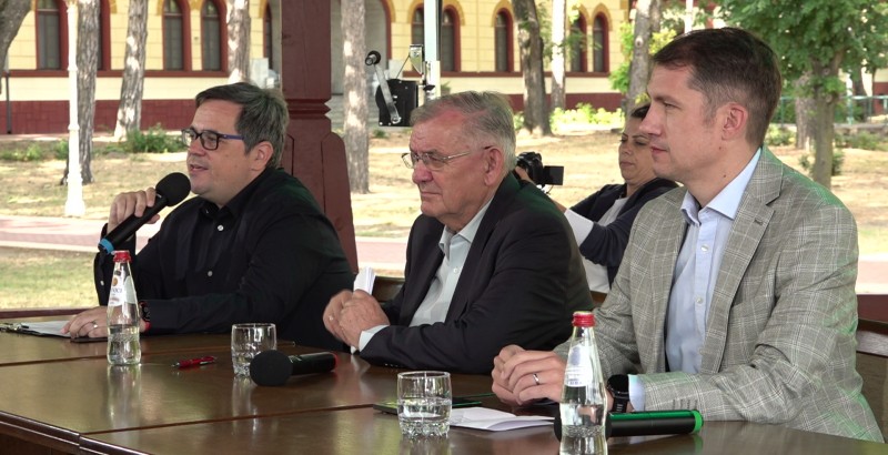 20250711-panelbeszegetes2